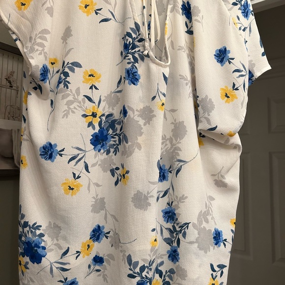 Large emerald light top with tied and the back and very light - Picture 4 of 4